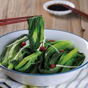 参鸡汤庄的泡菜女孩,鸡汤卤小芥菜 【材料】 小芥菜600公克 嫩姜丝15公克 枸杞10公