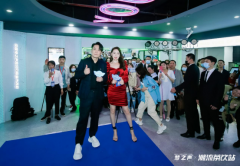 明星张信哲出场茶饮品牌发布会!《梦之声潮流茶饮站》彰显实力!